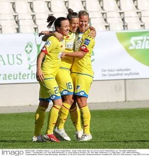 Essen Jubel ueber das Tor zum 2:0 durch Nicole Billa ( 16, TSG 1899 Hoffenheim) (Mitte) - Theresa Betz ( 20, TSG 1899 Hoffenheim) (l.) und Fabienne Dongus ( 33, TSG 1899 Hoffenheim) (r.) SGS Essen - TSG 1899 Hoffenheim, Frauenfussball, Allianz Frauen-Bundesliga, Spieltag 5, 11.10.2015 Copyright: Deutzmann Eibner-Pressefoto EP_CDN