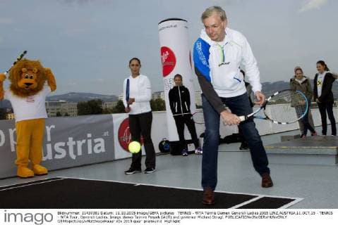 TENNIS - WTA Tennis Damen Generali Ladies 2015 LINZ,AUSTRIA,11.OCT.15 - TENNIS - WTA Tour, Generali Ladies. Image shows Tamira Paszek (AUT) and governor Michael Strugl. GEPAxpictures xMatthiasxHauer