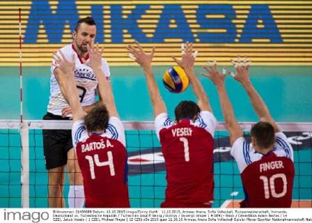 11.10.2015, Armeec Arena, Sofia Volleyball, Europameisterschaft, Vorrunde, Deutschland vs. Tschechische Republik Tschechien Angriff Georg György Gyoergy Grozer ( 9 GER) - Block Dreierblock Adam Bartos ( 14 CZE), Jakub Vesely ( 1 CZE), Michael Finger ( 10 CZE)