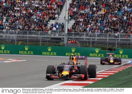 Russian Grand Prix, Sochi 08 - 11 October 2015 11.10.2015 - Race, Daniil Kvyat (RUS) Red Bull Racing RB11 and Daniel Ricciardo (AUS) Red Bull Racing RB11 
