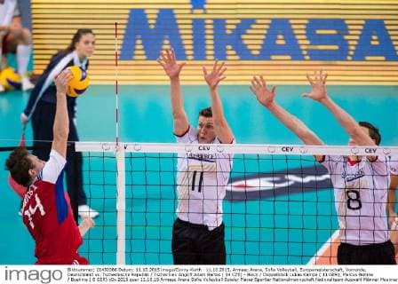 11.10.2015, Armeec Arena, Sofia Volleyball, Europameisterschaft, Vorrunde, Deutschland vs. Tschechische Republik Tschechien Angriff Adam Bartos ( 14 CZE) - Block Doppelblock Lukas Kampa ( 11 GER), Marcus Böhme Boehme ( 8 GER)