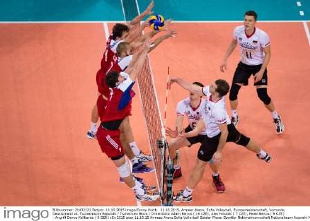 11.10.2015, Armeec Arena, Sofia Volleyball, Europameisterschaft, Vorrunde, Deutschland vs. Tschechische Republik Tschechien Block Dreierblock Adam Bartos ( 14 CZE), Ales Holubec ( 7 CZE), Pavel Bartos ( 9 CZE) - Angriff Denys Kaliberda ( 6 GER)