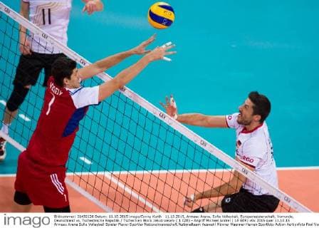11.10.2015, Armeec Arena, Sofia Volleyball, Europameisterschaft, Vorrunde, Deutschland vs. Tschechische Republik Tschechien Block Jakub Vesely ( 1 CZE) - Angriff Michael Andrei ( 18 GER)