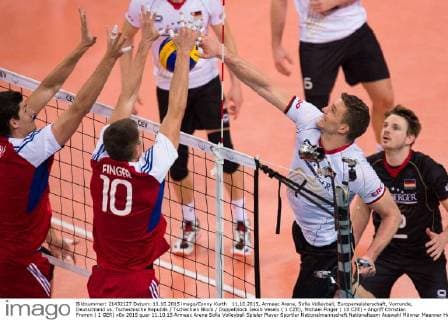 11.10.2015, Armeec Arena, Sofia Volleyball, Europameisterschaft, Vorrunde, Deutschland vs. Tschechische Republik Tschechien Block Doppelblock Jakub Vesely ( 1 CZE), Michael Finger ( 10 CZE) - Angriff Christian Fromm ( 1 GER)