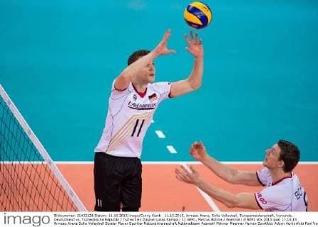 11.10.2015, Armeec Arena, Sofia Volleyball, Europameisterschaft, Vorrunde, Deutschland vs. Tschechische Republik Tschechien Zuspiel Lukas Kampa ( 11 GER), Marcus Böhme Boehme ( 8 GER)