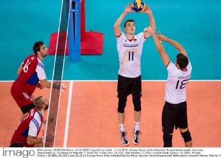 11.10.2015, Armeec Arena, Sofia Volleyball, Europameisterschaft, Vorrunde, Deutschland vs. Tschechische Republik Tschechien Tomas Fila ( 16 CZE), Ales Holubec ( 7 CZE) - Zuspiel Lukas Kampa ( 11 GER), Michael Andrei ( 18 GER)