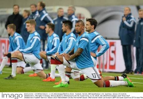 Fussball, Herren, EM-Qualifikation (10. Spieltag), Saison 2015 2016, Deutschland - Georgien in Leipzig, Jerome Boateng (Deutschland) bei der Erwärmung, 11.10. 2015,