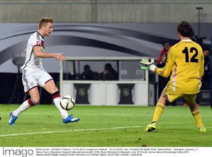 11.10.2015, xjhx, Fussball EM Quali 2016, Deutschland - Georgien, emspor, v.l. Marco Reus (Deutsche Fussball Nationalmannschaft DFB), Nukri Revishvili (Georgien)