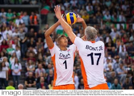 11.10.2015, Armeec Arena, Sofia Volleyball, Europameisterschaft, Vorrunde, Bulgarien vs. Niederlande Zuspiel Nimir Abdel-Aziz ( 1 NED), Johannes Rob Bontje ( 17 NED)