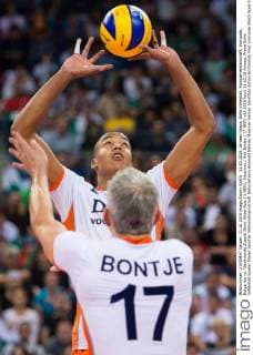11.10.2015, Armeec Arena, Sofia Volleyball, Europameisterschaft, Vorrunde, Bulgarien vs. Niederlande Zuspiel Nimir Abdel-Aziz ( 1 NED), Johannes Rob Bontje ( 17 NED)