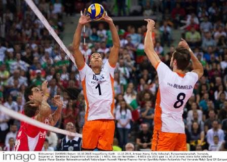 11.10.2015, Armeec Arena, Sofia Volleyball, Europameisterschaft, Vorrunde, Bulgarien vs. Niederlande Zuspiel Nimir Abdel-Aziz ( 1 NED), Bas van Bemmelen ( 8 NED)