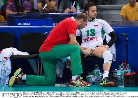 11.10.2015, Armeec Arena, Sofia Volleyball, Europameisterschaft, Vorrunde, Bulgarien vs. Niederlande Teodor Salparov ( 13 BUL) verletzt Verletzung