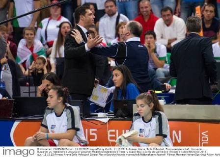11.10.2015, Armeec Arena, Sofia Volleyball, Europameisterschaft, Vorrunde, Bulgarien vs. Niederlande Diskussion zwischen Plamen Konstantinov (Trainer Coach BUL) und Guido Vermeulen (Trainer Coach NED)