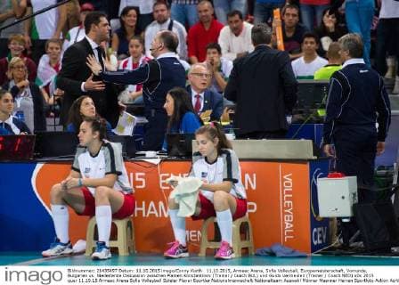 11.10.2015, Armeec Arena, Sofia Volleyball, Europameisterschaft, Vorrunde, Bulgarien vs. Niederlande Diskussion zwischen Plamen Konstantinov (Trainer Coach BUL) und Guido Vermeulen (Trainer Coach NED)