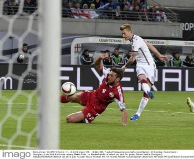 11.10.2015, Fussball Europameisterschafts-Qualifikation, 10.Spieltag, Deutschland - Georgien, in der Red Bull Arena Leipzig. Marco Reus (re, Deutschland) verballert vor dem Tor gegen Guram Kashia (Georgien). 