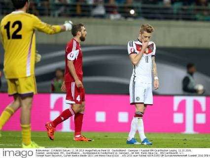 Deutschland - Georgien Fussball EM-Qualifikation Leipzig, 11.10.2015, Fussball, Länderspiel, EM - Qualifikation. , Bundesrepublik Deutschland vs. Georgien , Im Bild: Marco Reus (re., DEU) enttäuscht. V.l.: Torwart Nukri Revishvili, Guram Kashia (beide GEO) und Marco Reus (DEU). ,