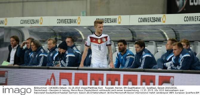 Fussball, Herren, EM-Qualifikation (10. Spieltag), Saison 2015 2016, Deutschland - Georgien in Leipzig, Marco Reus (Deutschland) enttäuscht nach seiner Auswechslung, 11.10. 2015,