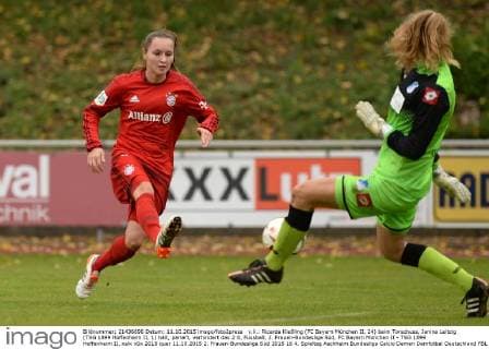 v.li.: Ricarda Kießling (FC Bayern München II, 24) beim Torschuss, Janina Leitzig (TSG 1899 Hoffenheim II, 1) hält, pariert, verhindert das 2:0, Fussball, 2. Frauen-Bundesliga Süd, FC Bayern München II - TSG 1899 Hoffenheim II, xslx