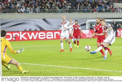 Marco REUS, 11 DFB Torschuss, schiesst aufs Tor, schiessen, zieht ab, Spannschuss DEUTSCHLAND - GEORGIEN (2 -1 ) Qualifikation Europameisterschaft, Euro 2016, Deutsche Fussball Nationalmannschaft, DFB am 11.10.2015 in Leipzig, Deutschland.