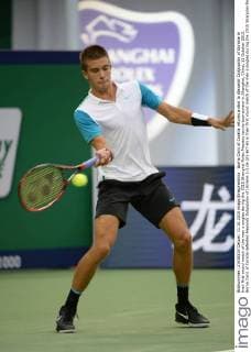 Borna Coric of Coratia returns a shot to Alexandr Dolgopolov of Ukraine in their first round match of the men s singles during the 2015 Shanghai Rolex Masters tennis tournament in Shanghai, China, 11 October 2015. Borna Coric of Coratia defeated Alexandr Dolgopolov of Ukraine 2-1 (6-3 1-6 7-6) in their first round match of the men s singles during the 2015 Shanghai Rolex Masters tennis tournament in Shanghai, China, 11 October 2015. Borna Coric kicks out Alexandr Dolgopolov at Shanghai Rolex Masters  20151011_32137