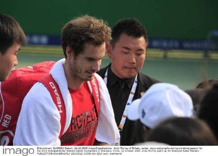Andy Murray of Britain, center, signs autographs during a training session for the 2015 Shanghai Rolex Masters tennis tournament in Shanghai, China, 12 October 2015. Andy Murray gears up for Shanghai Rolex Masters  20151012_63336