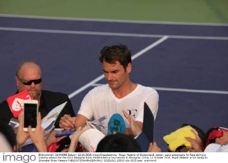 Roger Federer of Switzerland, center, signs autographs for fans during a training session for the 2015 Shanghai Rolex Masters tennis tournament in Shanghai, China, 12 October 2015. Roger Federer in full swing for Shanghai Rolex Masters  20151012_63915