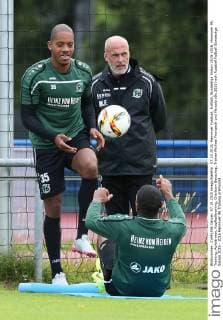 07.10.2015, Hannover Fussball, Fußball, Bundesliga Saison 2015-2016, Hannover 96, Training, Aufwärmen, Kopfballtraining, Charlison Benschop, Trainer Michael Frontzeck und Marcelo
