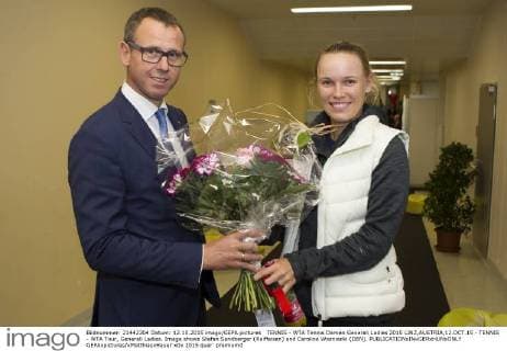 TENNIS - WTA Tennis Damen Generali Ladies 2015 LINZ,AUSTRIA,12.OCT.15 - TENNIS - WTA Tour, Generali Ladies. Image shows Stefan Sandberger (Raiffeisen) and Caroline Wozniacki (DEN). GEPAxpictures xMatthiasxHauer