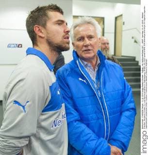 Fußball, ran Jahrhundertspiel OST - WEST, Sonntag (11.10.2015), Stadion Dresden. Benjamin Kirsten (li.) und Reinhard Häfner im Kabinengang. RM001