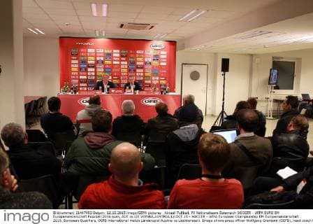 Aktuell Fußball, PK Nationalteam Österreich SOCCER - UEFA EURO EM Europameisterschaft Fussball 2016 quali, AUT vs LIE VIENNA,AUSTRIA,12.OCT.15 - SOCCER - UEFA European Championship EM Europameisterschaft 2016, European Qualifiers, OEFB international match Länderspiel Austria vs Liechtenstein. Image shows press officer Wolfgang Gramann (OEFB), head coach Marcel Koller (AUT) and journalists. GEPAxpictures xWalterxLuger