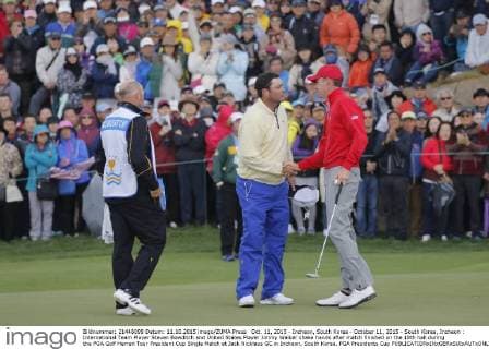 Oct. 11, 2015 - Incheon, South Korea - October 11, 2015 - South Korea, Incheon : International Team Player Steven Bowditch and United States Player Jimmy Walker shake hands after match finished on the 18th hall during the PGA Golf Herren Tour President Cup Single Match at Jack Nicklaus GC in Incheon, South Korea. PGA Presidents Cup  - ZUMAn230