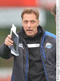 09.10.2015, Fussball, Regionalliga West 2. Bundesliga, Saison 2015 2016, Freundschaftsspiel zur Einweihung der Flutlichtanlage, Stadion an der Poststraße, Verl SC Verl - SC Paderborn 07 1 : 3 Rene Müller (Trainer SC Paderborn 07), Aktion, Einzelbild, Hoch, Mimik, Gestik, Trainer, Coach