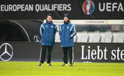 Leipzig, 11.10.2015, Fussball, Länderspiel, EM - Qualifikation. , Deutschland vs. Georgien 2:1 (0:0). , Fitnesstrainer Nicklas Dietrich (li.) und Fitnesstrainer Yann-Benjamin Kugel, beide Deutschland ,