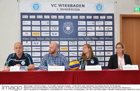 13.10.2015, xtkx, Volleyball 1.Bundesliga Damen, VC Wiesbaden Saisoneröffnungspressekonferenz 2015 2016, emspor .l. Trainer Dirk Gross (VC Wiesbaden), Pressesprecher (Michael Spannaus (VC Wiesbaden), Esther van Berkel (VC Wiesbaden), Geschäftsführerin Nicole Fettig (VC Wiesbaden),