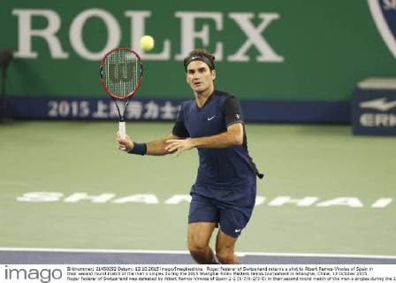 Roger Federer of Switzerland returns a shot to Albert Ramos-Vinolas of Spain in their second round match of the men s singles during the 2015 Shanghai Rolex Masters tennis tournament in Shanghai, China, 13 October 2015. Roger Federer of Switzerland was defeated by Albert Ramos-Vinolas of Spain 1-2 (6-7 6-2 3-6) in their second round match of the men s singles during the 2015 Shanghai Rolex Masters tennis tournament in Shanghai, China, 13 October 2015. Roger Federer kicked out by Albert Ramos-Vinolas at Shanghai Rolex Masters  20151013_13637
