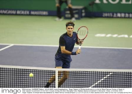 Roger Federer of Switzerland returns a shot to Albert Ramos-Vinolas of Spain in their second round match of the men s singles during the 2015 Shanghai Rolex Masters tennis tournament in Shanghai, China, 13 October 2015. Roger Federer of Switzerland was defeated by Albert Ramos-Vinolas of Spain 1-2 (6-7 6-2 3-6) in their second round match of the men s singles during the 2015 Shanghai Rolex Masters tennis tournament in Shanghai, China, 13 October 2015. Roger Federer kicked out by Albert Ramos-Vinolas at Shanghai Rolex Masters  20151013_66996