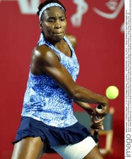 (151013) -- HONG KONG, Oct. 13, 2015 -- Venus Williams of the United States hits a return shot against Yuliya Beygelzimer of Ukraine at the WTA Tennis Damen Hong Kong Open Tennis tournament in Hong Kong, China, Oct. 13, 2015. Venus Williams won 2-1. ) (SP)CHINA-HONG KONG-TENNIS-HONG KONG OPEN-WOMEN S SINGLES LoxPingxFai 