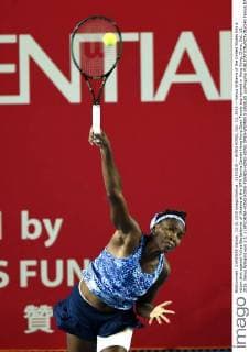 (151013) -- HONG KONG, Oct. 13, 2015 -- Venus Williams of the United States hits a return shot against Yuliya Beygelzimer of Ukraine at the WTA Tennis Damen Hong Kong Open Tennis tournament in Hong Kong, China, Oct. 13, 2015. Venus Williams won 2-1. ) (SP)CHINA-HONG KONG-TENNIS-HONG KONG OPEN-WOMEN S SINGLES LoxPingxFai 