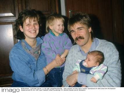 Ralf Zumdick mit Frau Karin Tochter Jenniferund im Arm Sohn Kim VFL Bochum Spieler privat HM