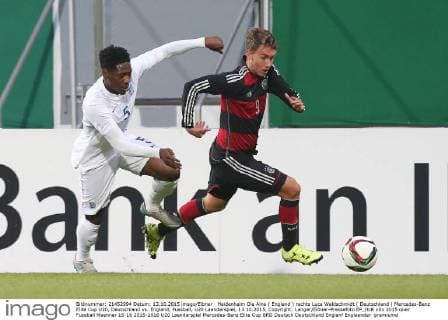 Heidenheim Ola Aina ( England ) rechts Luca Waldschmidt ( Deutschland ) Mercedes-Benz Elite Cup U20, Deutschland vs. England, Fussball, U20 Laenderspiel, 13.10.2015, Copyright: Langer Eibner-Pressefoto EP_HLR