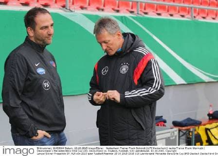 Heidenheim Trainer Frank Schmidt (1.FC Heidenheim) rechts Trainer Frank Wormuth ( Deutschland ) Mercedes-Benz Elite Cup U20, Deutschland vs. England, Fussball, U20 Laenderspiel, 13.10.2015, Copyright: Langer Eibner-Pressefoto EP_HLR