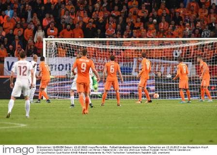 Fußball Länderspiel Niederlande - Tschechien am 13.10.2015 in der Amsterdam ArenA in Amsterdam Eigentor zum 0:3 durch Robin van Persie ( Niederlande ) xRx