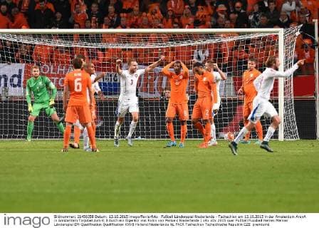 Fußball Länderspiel Niederlande - Tschechien am 13.10.2015 in der Amsterdam ArenA in Amsterdam Torjubel zum 0:3 durch ein Eigentor von Robin van Persie ( Niederlande ) xRx