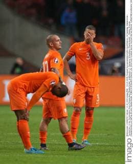 13.10.2015, Fussball Europameisterschafts-Qualifikation, 10.Spieltag, Niederlande - Tschechien, in der Amsterdam-Arena Amsterdam (Niederlande). enttäuscht v.l. Georginio Wijnaldum (Niederlande) , Wesley Sneijder (Niederlande) und Jeffrey Bruma (Niederlande) 