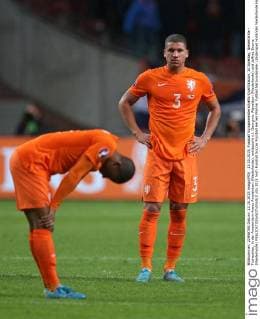 13.10.2015, Fussball Europameisterschafts-Qualifikation, 10.Spieltag, Niederlande - Tschechien, in der Amsterdam-Arena Amsterdam (Niederlande). enttäuscht v.l. Georginio Wijnaldum (Niederlande) und Jeffrey Bruma (Niederlande) 