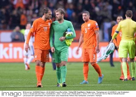 Fußball EM-Qualifikation Niederlande - Tschechien am 13.10.2015 in der Amsterdam ArenA in Amsterdam Bas Dost ( Niederlande ), links - Jeroen Zoet ( Niederlande ), rechts xTTx