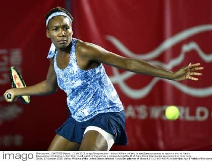 Venus Williams of the United States prepares to return a shot to Yuliya Beygelzimer of Ukraine in their first round match of the women s singles during the 2015 Hong Kong Open tennis tournament in Hong Kong, China, 13 October 2015. Venus Williams of the United States defeated Yuliya Beygelzimer of Ukraine 2-1 (2-6 6-4 6-4) in their first round match of the women s singles during the 2015 Hong Kong Open tennis tournament in Hong Kong, China, 13 October 2015. Venus Williams kicks out Yuliya Beygelzimer at Hong Kong Open tennis  20151013_37792
