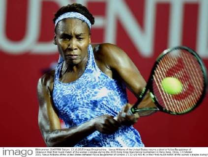Venus Williams of the United States returns a shot to Yuliya Beygelzimer of Ukraine in their first round match of the women s singles during the 2015 Hong Kong Open tennis tournament in Hong Kong, China, 13 October 2015. Venus Williams of the United States defeated Yuliya Beygelzimer of Ukraine 2-1 (2-6 6-4 6-4) in their first round match of the women s singles during the 2015 Hong Kong Open tennis tournament in Hong Kong, China, 13 October 2015. Venus Williams kicks out Yuliya Beygelzimer at Hong Kong Open tennis  20151013_37793