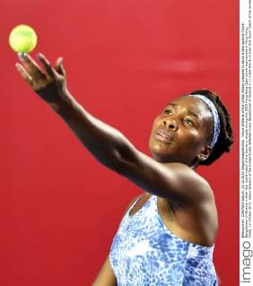 Venus Williams of the United States prepares to serve a shot against Yuliya Beygelzimer of Ukraine in their first round match of the women s singles during the 2015 Hong Kong Open tennis tournament in Hong Kong, China, 13 October 2015. Venus Williams of the United States defeated Yuliya Beygelzimer of Ukraine 2-1 (2-6 6-4 6-4) in their first round match of the women s singles during the 2015 Hong Kong Open tennis tournament in Hong Kong, China, 13 October 2015. Venus Williams kicks out Yuliya Beygelzimer at Hong Kong Open tennis  20151013_68654