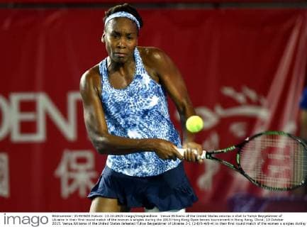 Venus Williams of the United States returns a shot to Yuliya Beygelzimer of Ukraine in their first round match of the women s singles during the 2015 Hong Kong Open tennis tournament in Hong Kong, China, 13 October 2015. Venus Williams of the United States defeated Yuliya Beygelzimer of Ukraine 2-1 (2-6 6-4 6-4) in their first round match of the women s singles during the 2015 Hong Kong Open tennis tournament in Hong Kong, China, 13 October 2015. Venus Williams kicks out Yuliya Beygelzimer at Hong Kong Open tennis  20151013_68657